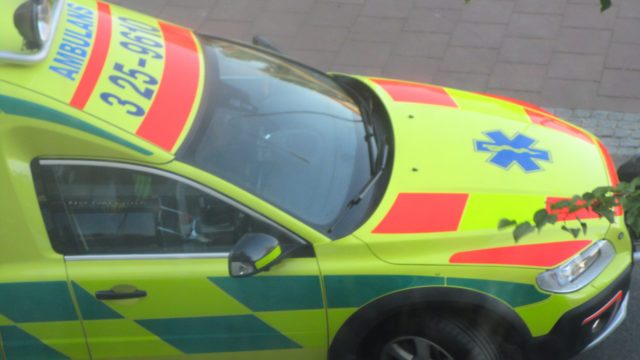 Man föll från stege och ambulans förde mannen till sjukhus.