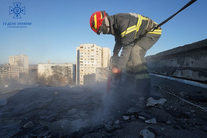 Ett hus demoleras i Charkiv, Ukraina.