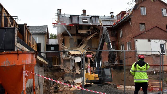 Delar av hus rasade