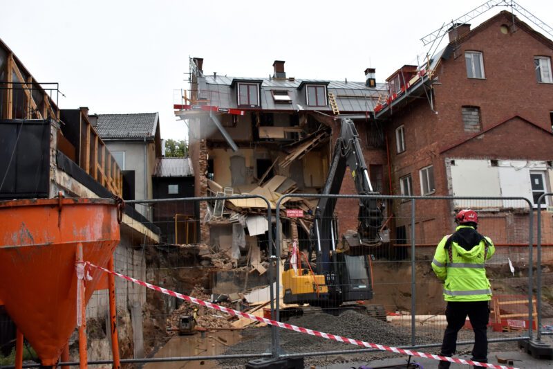 Delar av hus rasade