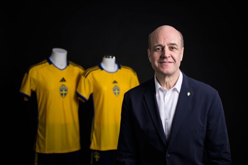 Svenska Fotbollsförbundet och Fredrik Reinfeldt får kritik för ja till VM i Saudiarabien.