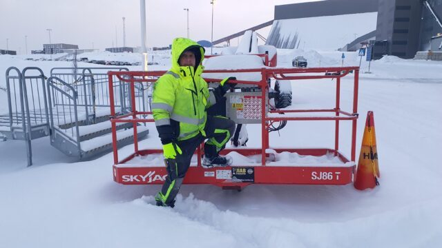 Micke Nilsson monterar fasadskivor på kontorsmoduler vid Aitik-gruvan i Gällivare i 15 graders kyla.