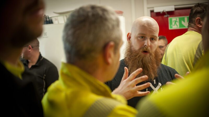 Jesper Hansen från Byggnads möter anställda på Prowork som jobbar åt Rover.