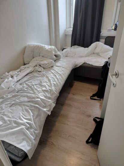 En säng på lägenhetshotellet i Rotebro. Proworks anställda delar rum – med en kollega de inte själva valt. Foto: Privat 