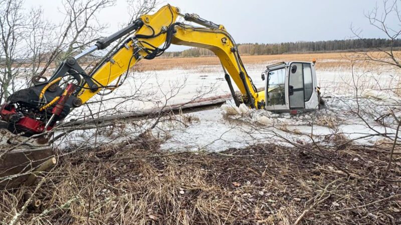 Terribägarn bärgar tunga grävmaskiner