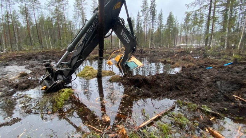 Terribägarn bärgar tunga grävmaskiner